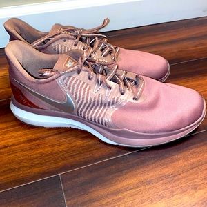 NIKE LIKE NEW - Women’s Nike Tennis Shoe